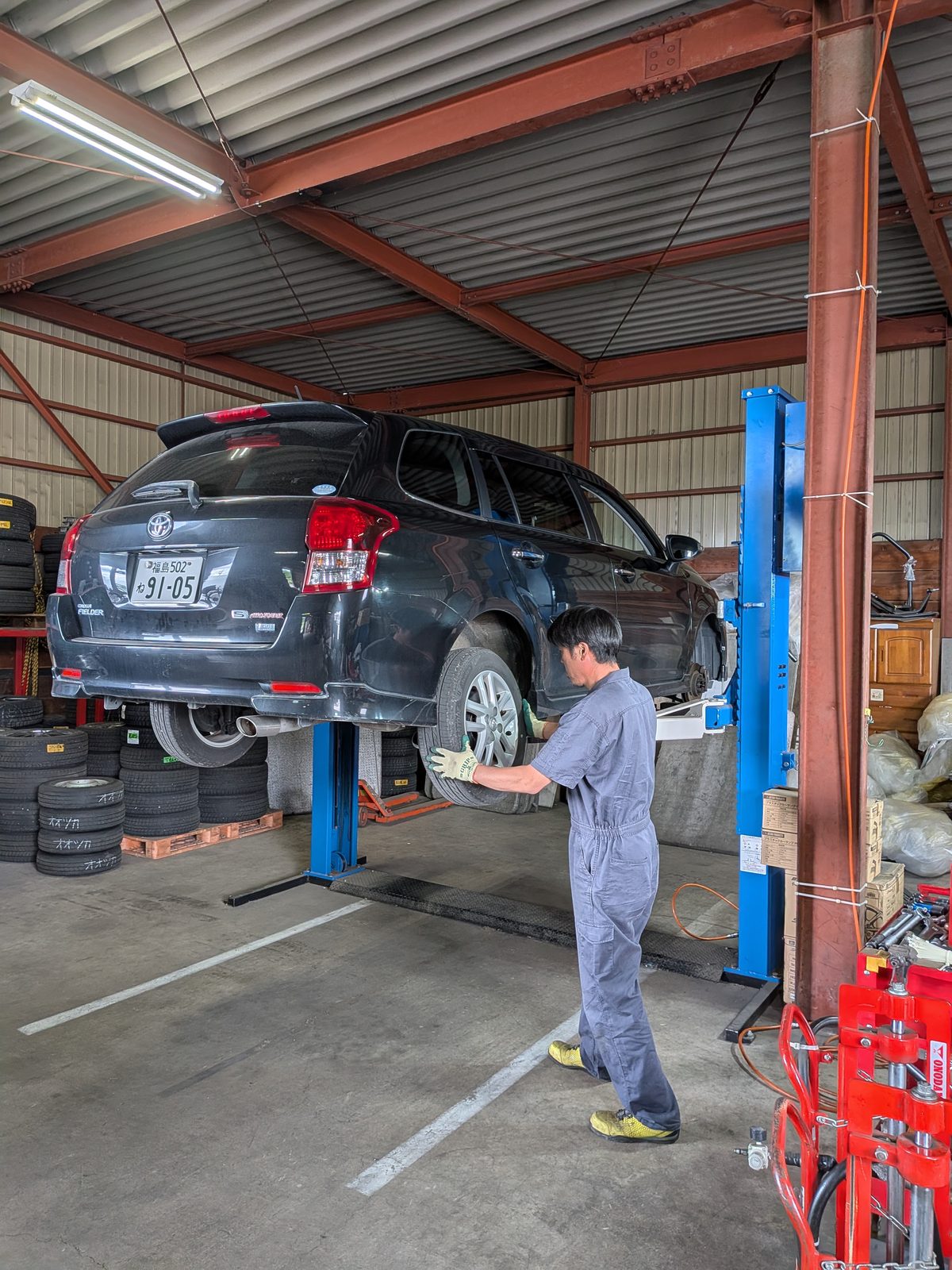乗用車のリフトアップ作業